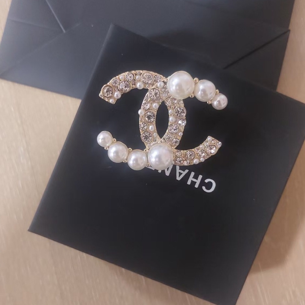 CHANEL Gold-Tone CC Brooch with White Pearls and Clear Crystals